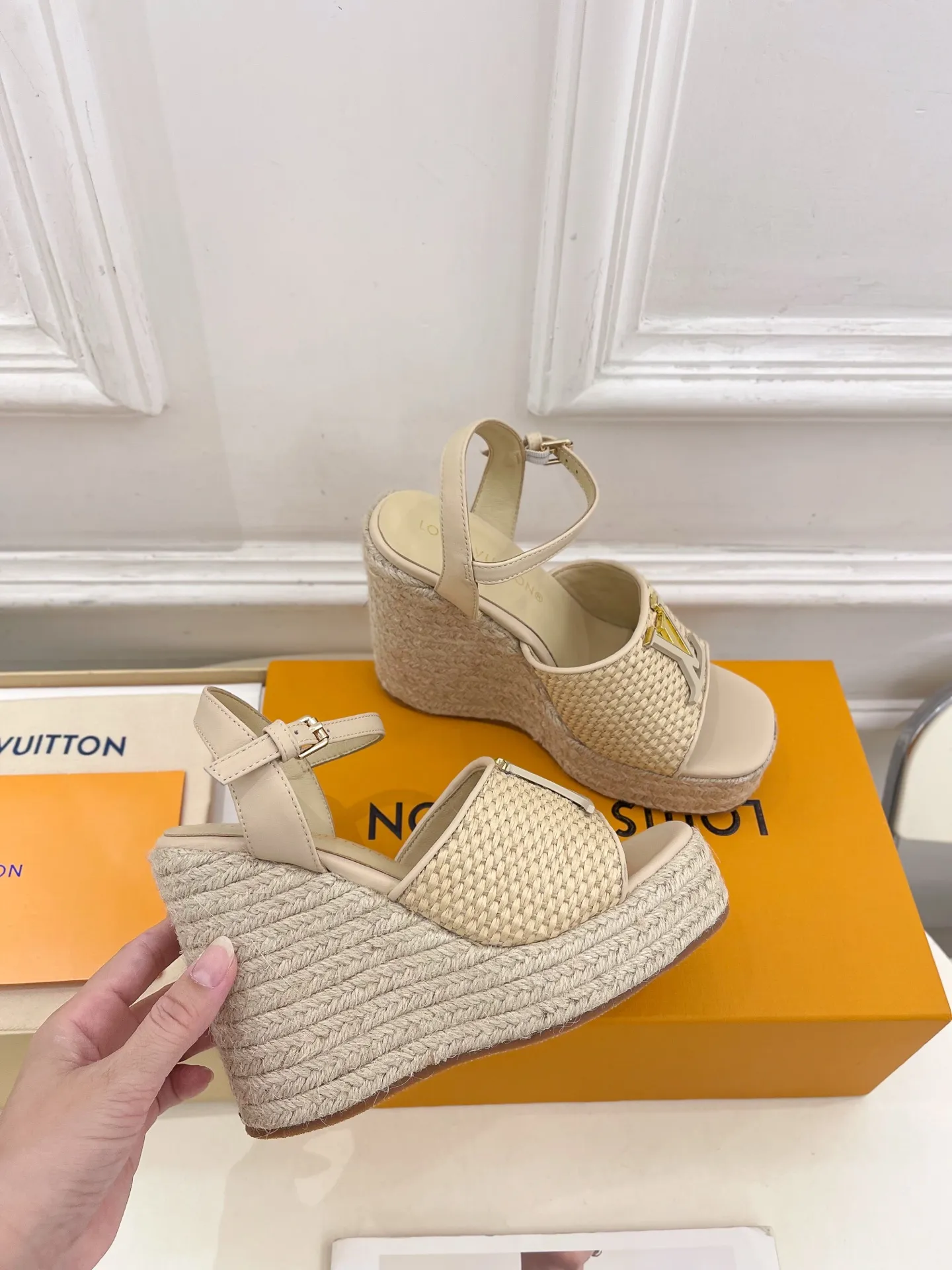 👟👟Ex-factory price 640👟👟 LV | Louis Vuitton 25𝐬𝐬 🧡💚2025 spring and summer new style top version‼ ️The original version is the same. The counter focuses on the latest LV ISOLA hollow hemp rope wedge sandals. New hard goods. ❥BS purchasing level! Full of high-end feel! A popular model among bloggers at home and abroad, it’s retro and fashionable and looks amazing on your feet! Mainly recommended model on the official website★ ━━━━━ ЅᏇєєt ━━━━━ ▪️Upper: original customized calfskin ▪️Lining: imported sheepskin ▪️Outsole: original molded outsole ▪️Heel height: 12cm, water platform 3.5cm ▪️Shoe size: 35-39 (40, 41 customized)
